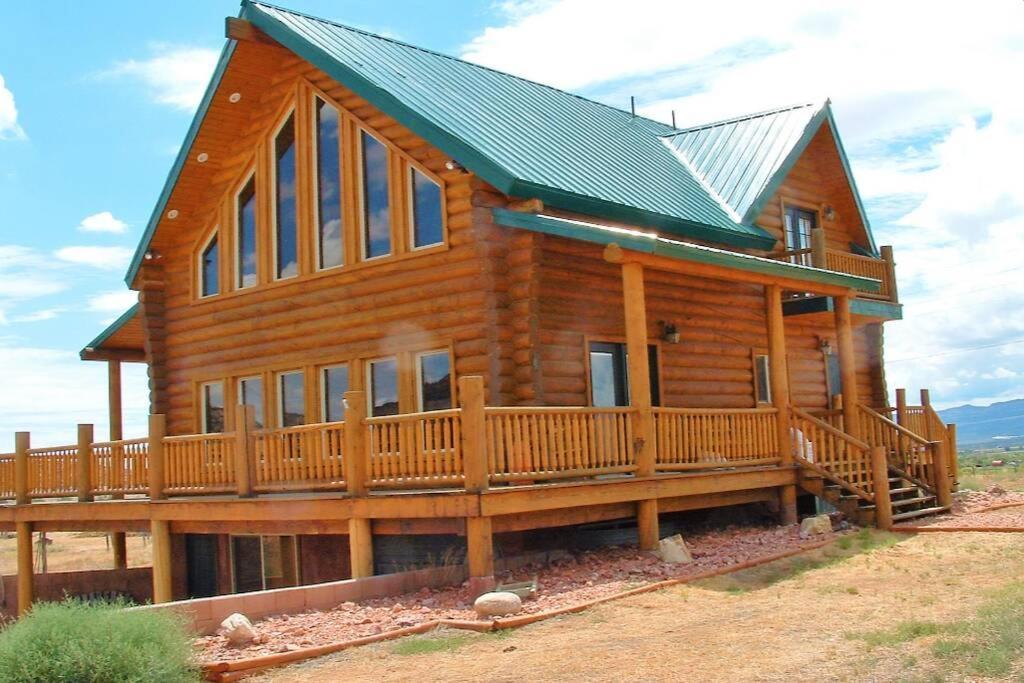 Red Rock Ranch Log Cabin: Large, Fully Furnished Escalante Luaran gambar